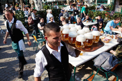 Im Schweizerhaus Jubiläumsbier und Traditionskulinarik feiern