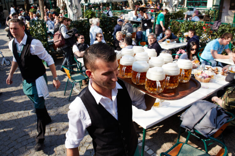 Im Schweizerhaus Jubiläumsbier und Traditionsgastro feiern