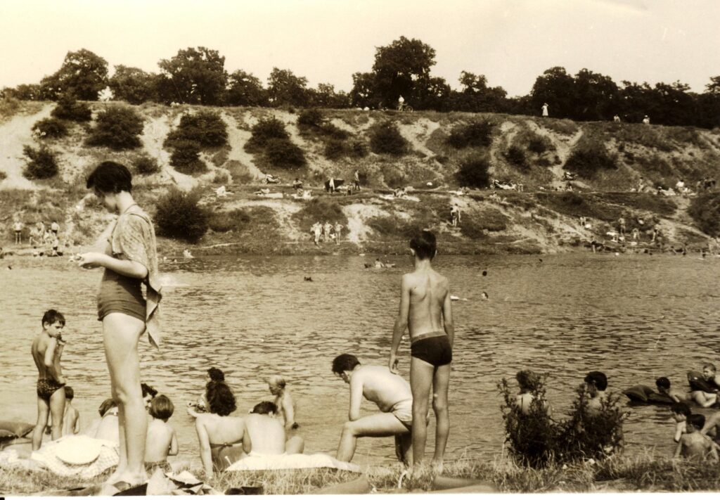 Badespaß am Butterteich im 10. Bezirk anno 1958. © Bezirksmuseum Favoriten