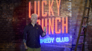 Hotspot für Pointen und Lacher: Michi Mittermeier startet im Café Prückel den „Lucky Punch Comedy Club“. © Markus Wache