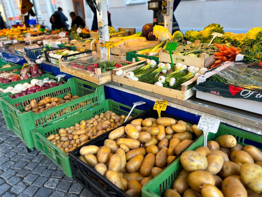 Herrlich frische Waren im Matznerviertel (Bild: BV14).