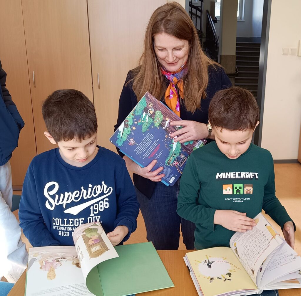 Im Zuge der Übergabe konnten zwei Schüler neue Bücher für die Schulbibliothek aussuchen (Bild: OVS Märzstraße).