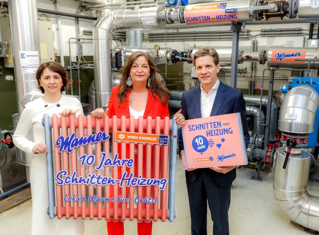 StR Ulli Sima (M.) mit Alma Kahler und Dieter Messner: 10 Jahre Schnittenheizung Manner (Bild: Stadt Wien/Fürthner).