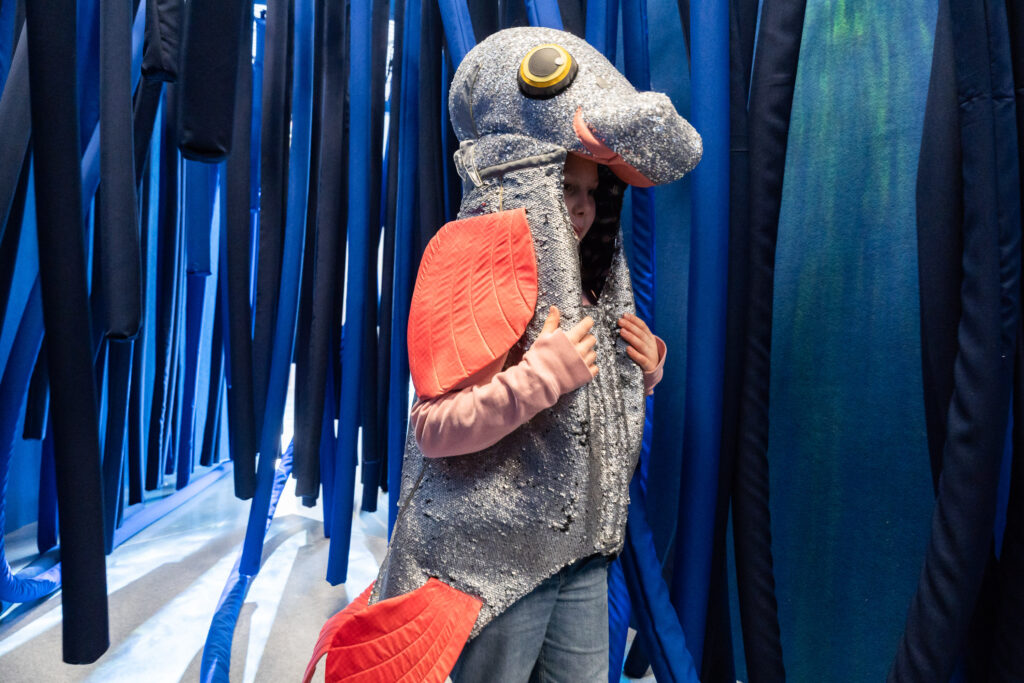 Munter wie ein Fisch im Wasser? Kinder nehmen die Perspektive der Flussfische ein. © ZOOM Kindermuseum / Paul Pibernig