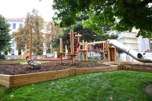 Die Spielgeräte im Ebner-Eschenbach-Park wurden erneuert.