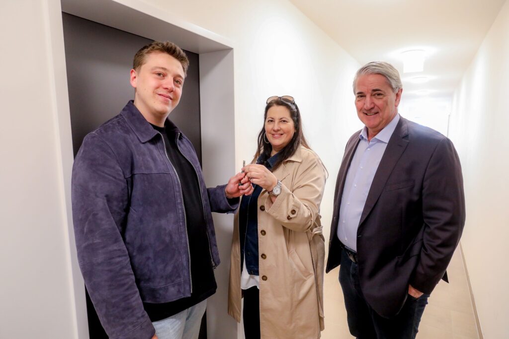 Endlich einziehen in den neuen Wohntraum: Vzebürgermeisterin Gaal und BV Nevivry bei der Schlüsselübergabe an einen neuen Mieter. Copyright: Stadt Wien/Christian Fürthner