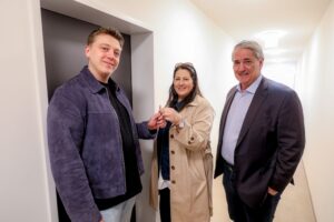 Endlich einziehen in den neuen Wohntraum: Vzebürgermeisterin Gaal und BV Nevivry bei der Schlüsselübergabe an einen neuen Mieter. Copyright: Stadt Wien/Christian Fürthner