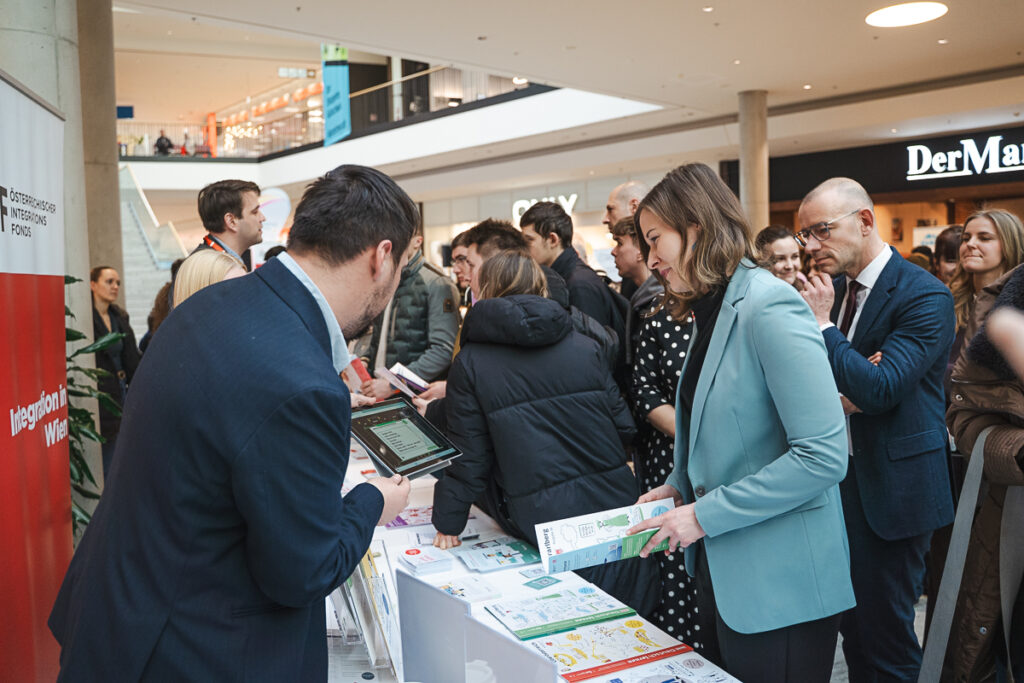 Integrationsministerin Claudia Bauer machte sich ein Bild der ÖIF-Karriereplattform im Huma Eleven direkt vor Ort. © Olha Soldatenko/ÖIF