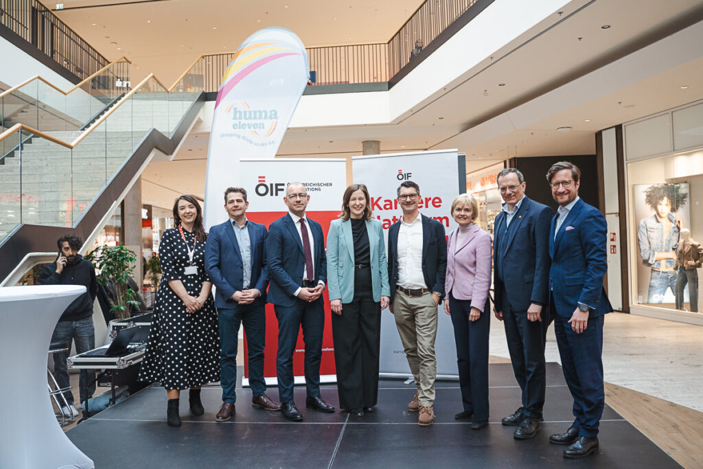 Gelungene Veranstaltung: v.l.n.r.: Sonja Ziganek (ÖIF), Christian Unterberger (ÖBB), Roland Goiser (ÖIF), Integrationsministerin Claudia Bauer, Stephan Kalteis (HUMA Eleven), Silke Kobald (Hilfswerk), Franz Nigl (Österreichische Post AG), Paul Schörghofer (Hilfswerk). © Olha Soldatenko/ÖIF