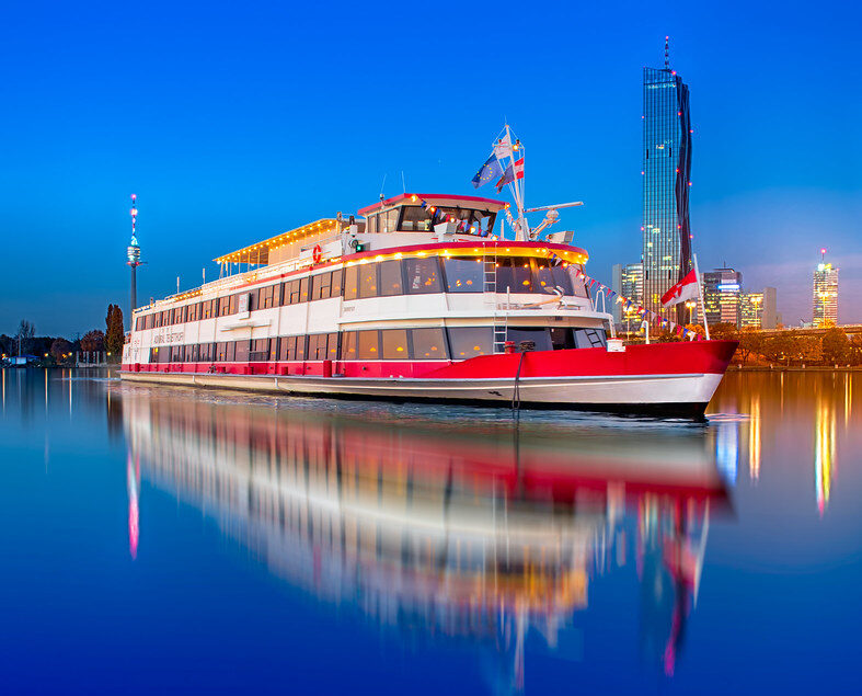 Auf der MS Admiral Tegetthoff wird im März ordentlich gefeiert. (c) DDSG Blue