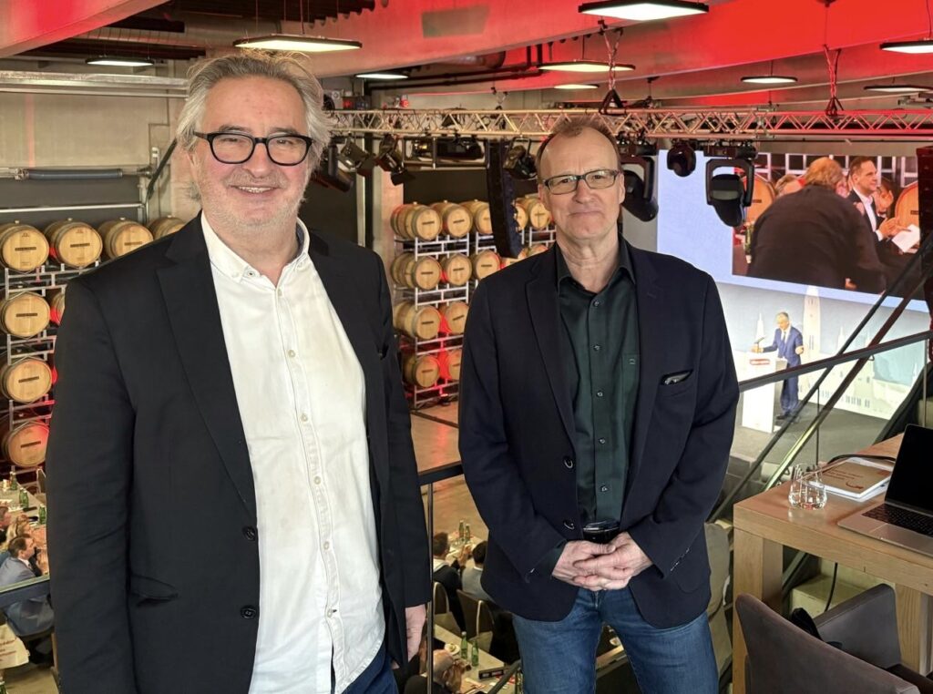 Für das Wiener Bezirksblatt waren Robert Sommer und Hans Steiner im Weingut Scheiblhofer dabei (Bild: Privat).