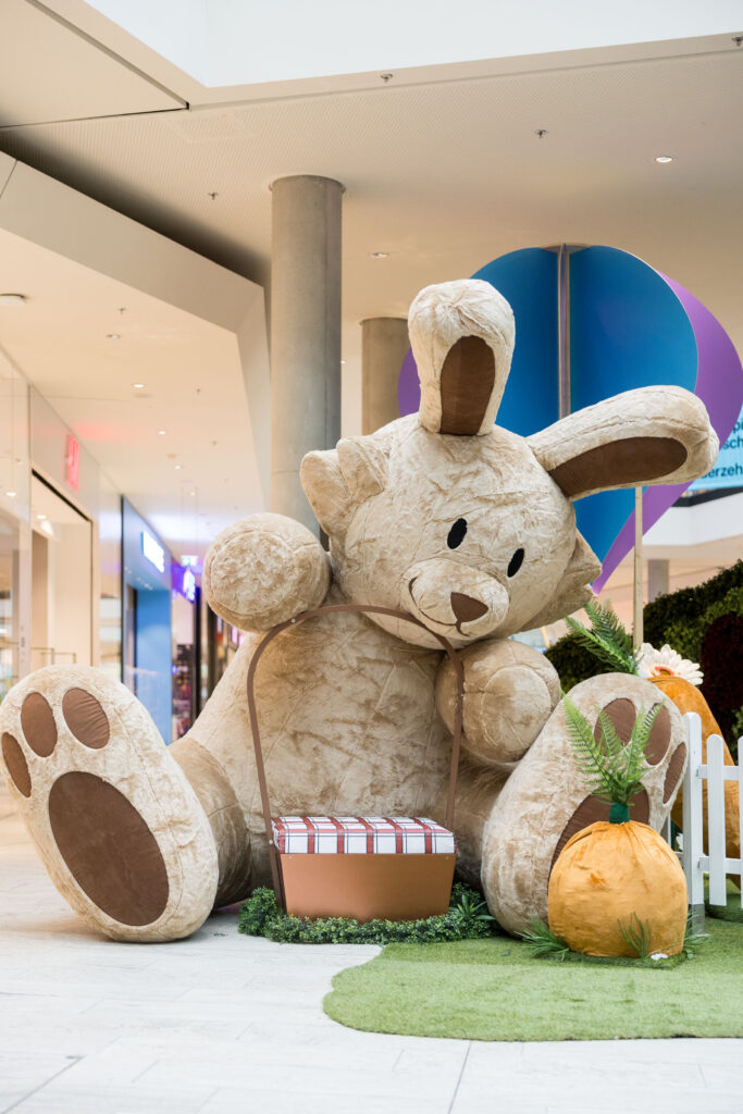 Der XL-Osterhase ist ein beliebtes Fotomotiv. © Robert Fritz