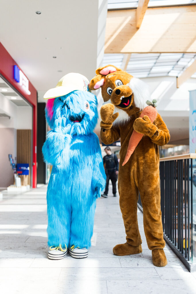 Maskottchen Happy und Osterhase sind bei der Osterparty im Huma Eleven unterwegs.© Robert Fritz