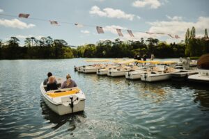 Auf des Schlossteichs Wellen die Frühlingssone bei einer Bootsfahrt genießen. Spektakulär: Das Ritterfest ist ein Erlebnis für die ganze Familie. © Schloss Laxenburg Betriebsgesellschaft mbH