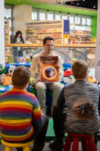 Chris Koch x Österreichischer Vorlesetag 2026 © Yasemin Gezgin