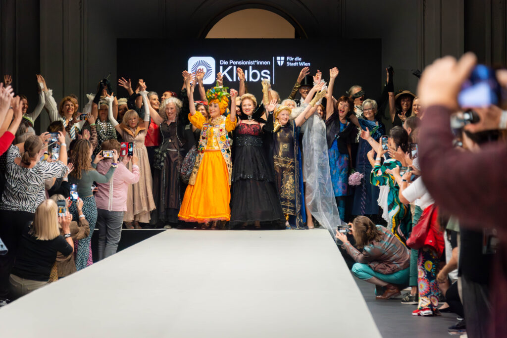 Großer Auftritt von Fashion Reloaded powered by Pensionist*innenklubs für die Stadt Wien bei der Vienna Fashion Week 2025: Jede Teilnehmerin präsentierte ihr selbst entworfenes Outfit persönlich auf dem Laufsteg.