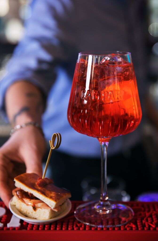 Signature Drinks mit Geschichten, begleitet von von kleinen mediterranen Gerichten. © von Eiland