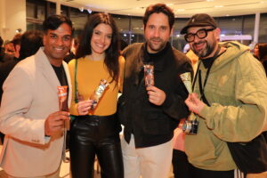 Eisfans: Choreograph Ramesh Nair, Model Zoé Karapetyan mit Begleitung und Fotograf Stefan Joham.