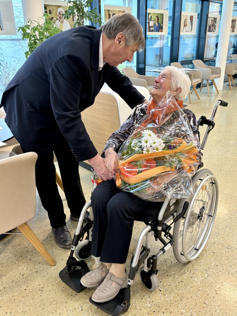 Zum 100. Geburtstag von Theresia Schöbinger-Steinbrecher gratulierte Erich Hohenberger herzlichst mit duftenden Blumengrüßen. © BV 3