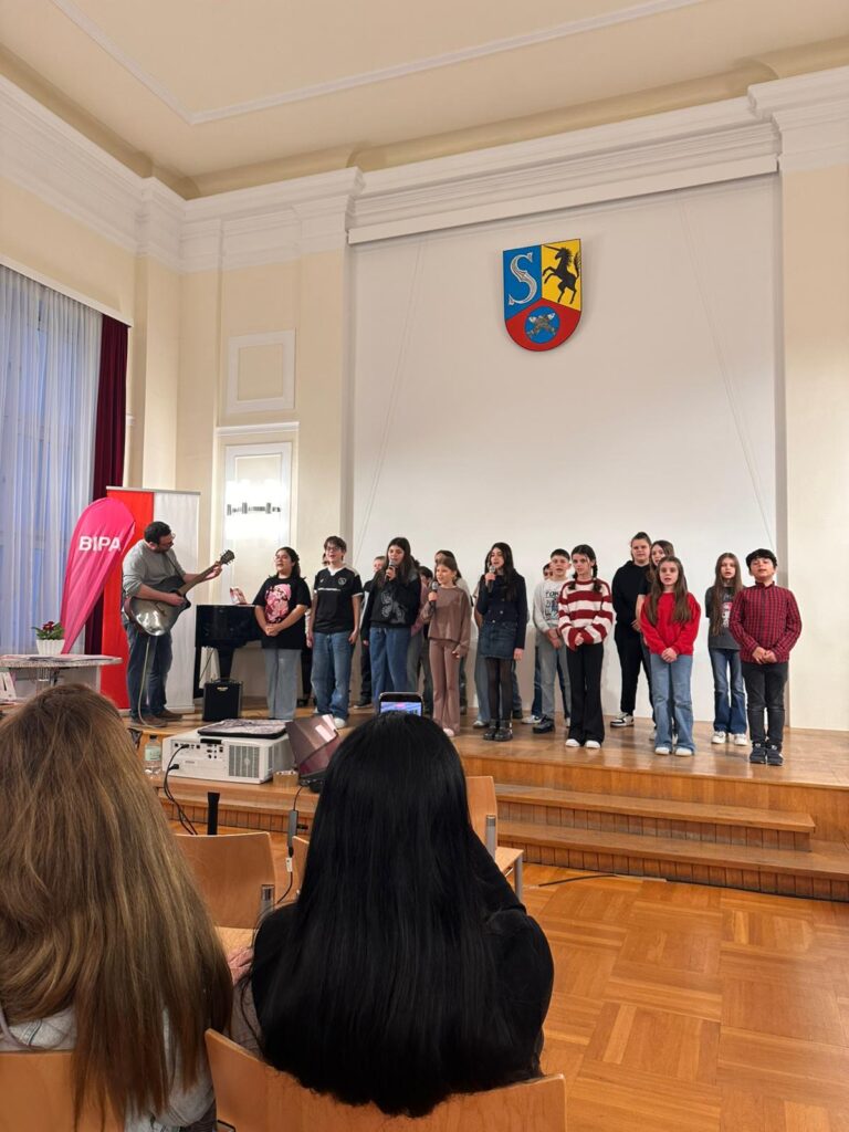 Schülerinnen und Schüler der MS Enkplatz 4/I sorgten mit ihrem Auftritt für viel Applaus. © BV 11
