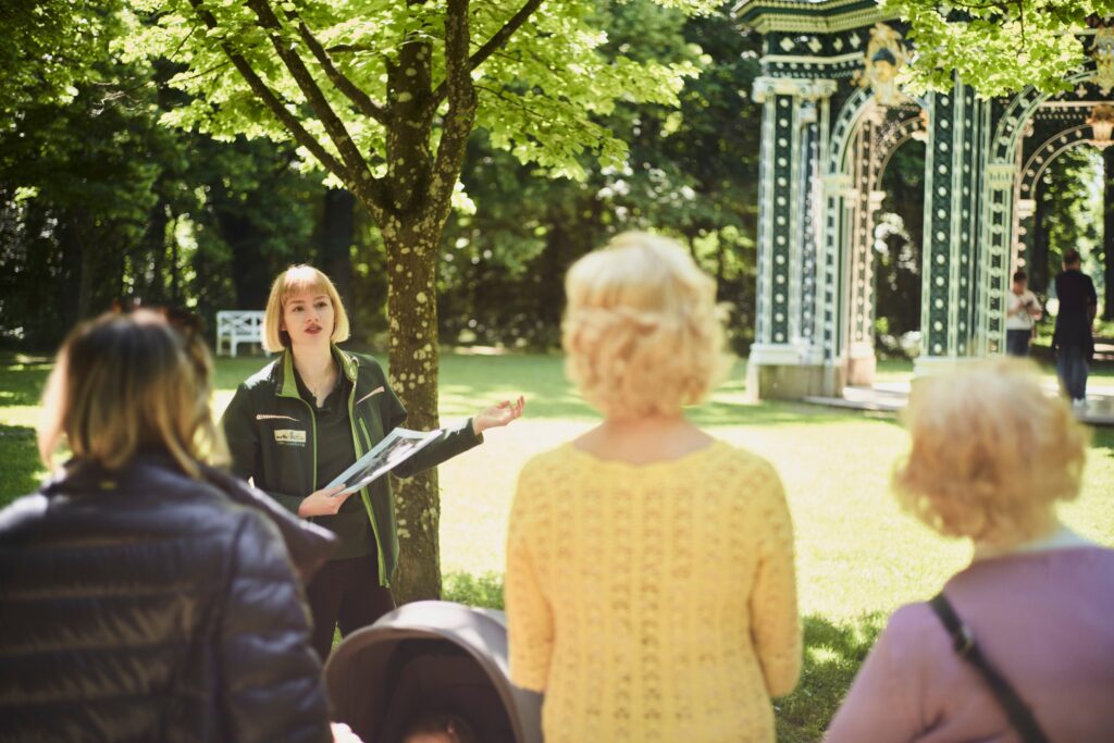 Bei den historischen Parkführungen erfährt man Wissenswertes über den Lebensalltag in vergangenen Zeiten. © Schloss Laxenburg Betriebsgesellschaft mbH