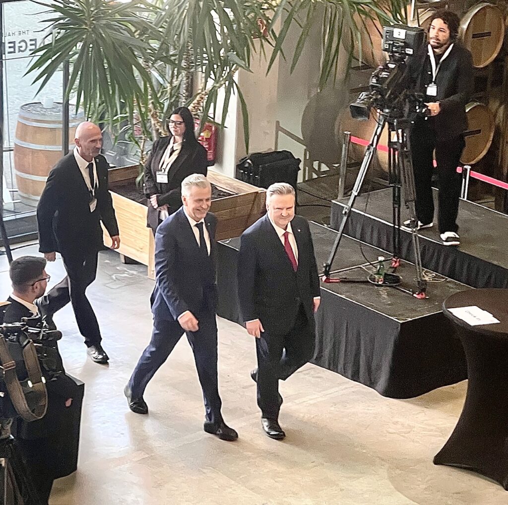 Klubchef Taucher und Bürgermeister Ludwig am Weg zur Bühne, um Zukunftsprojekte zu präsentieren (Bild: Steiner).