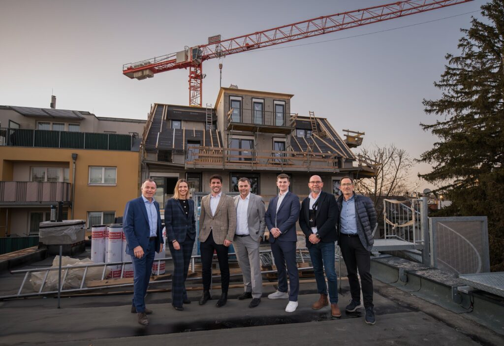 Vom Dach der Stadthäuser mit Blick auf die Eigentumswohnungen des Projekts Brambilla: v.l.n.r. Martin Kaftan (Strategischer Vertrieb STRABAG), Kerstin Robausch-Lffelmann (BWSG-Vorstndin), Daniel Comploier (Projektleiter BWSG), Hannes Schwarzbauer (Technischer Bereichsleiter STRABAG), Andreas Stagl (Projektleiter STRABAG), Walter Buml (Technischer Direktor STRABAG) und Herbert Friedl (Leiter Baumanagement BWSG). © Thomas Suchanek/eap