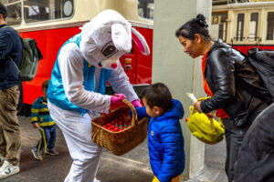 Bitte einsteigen! Der Osterhase fährt durch die Remise