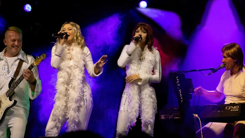 Bei der Schwedischen Nacht heizen ABBA Chiquita Revival ein. © PR-Foto