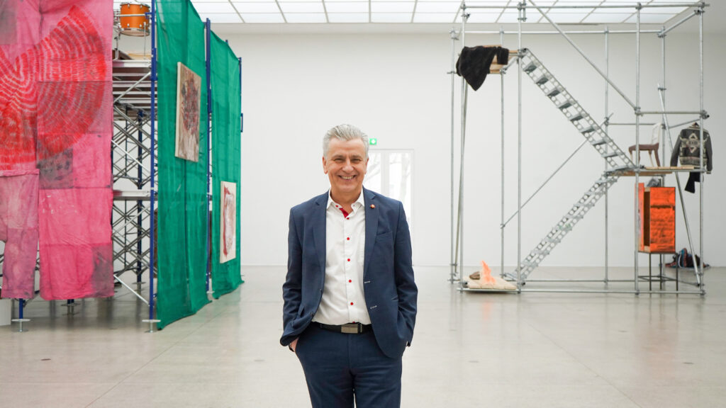 Wunderwelten-Initiator Josef Taucher beim Besuch der Secession (Bild: Benedikt Gurtner).