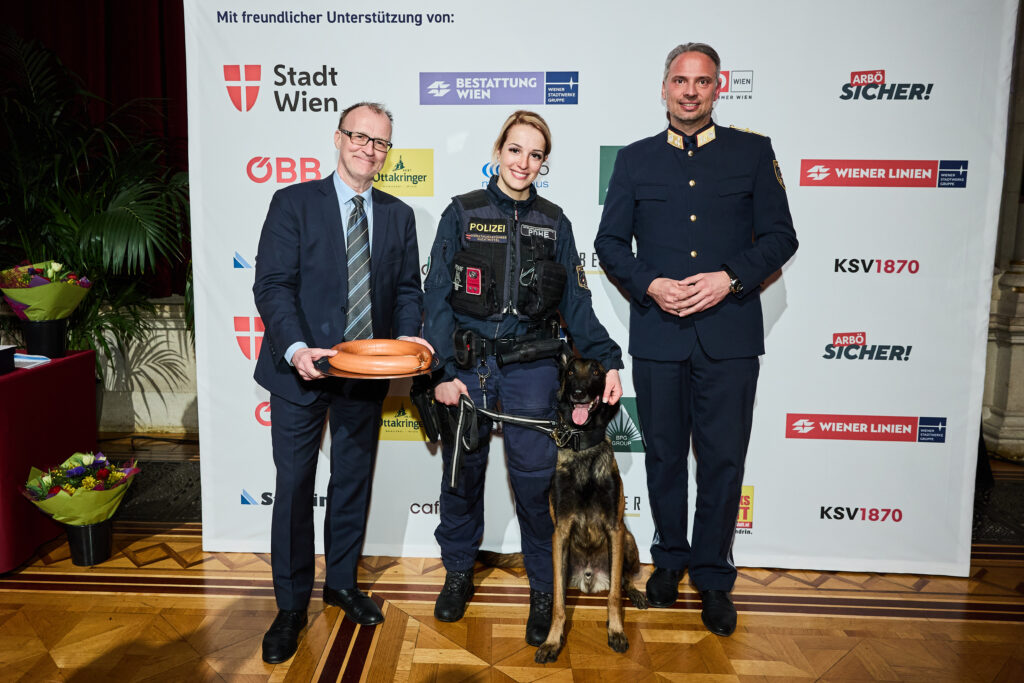 Held auf vier Pfoten: Kontrollinspektorin Anna Scharmer mit ihrem Hund "Chase" gesponsert von Ottakringer