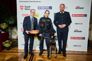 Held auf vier Pfoten: Kontrollinspektorin Anna Scharmer mit ihrem Hund "Chase" gesponsert von Ottakringer