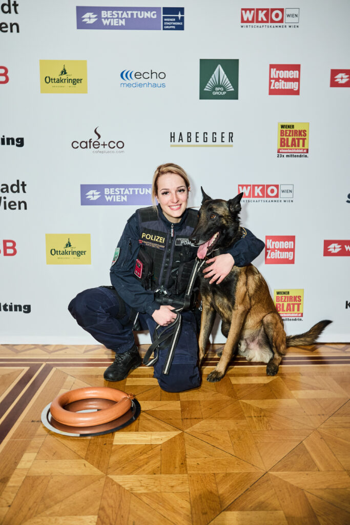 Kontrollinspektorin Anna Scharmer mit ihrem Hund "Chase"