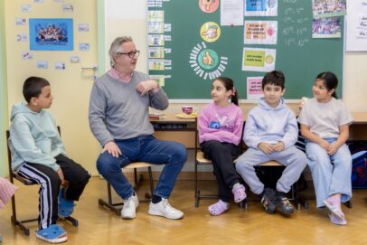 Robert Sommer beim Vorlesetag in der VS Brüßlgasse