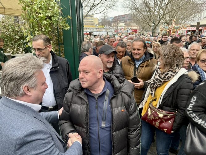 Vierfacher Feiertag bei der Schweizerhaus-Eröffnung