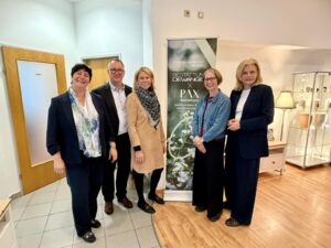 v.l.n.r.: lisabeth Reiter (Bestattung PAX), Rudolf Strack-Dewanger (Bestattung Dewanger), Katharina Strack-Dewanger (Bestattung Dewanger), Michaela Schüchner (Bezirksvorsteherin Penzing), Annemarie Ulbing (Geschäftsführung Wiener Verein). | © Bestattung