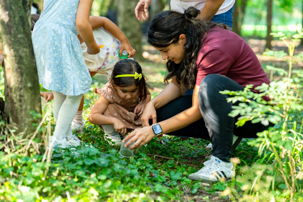 Was krabbelt da in der Wiese? Mit den Umweltspürnasen entdecken, wie lebendig der Frühling in der Natur ist. © WIENXTRA/Kajetan Koran