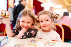 Neue und lustige Spiele zum Ausprobieren beim Spielnachmittag in der Bücherei Philadelphiabrücke. © WIENXTRA/Kajetan Koran
