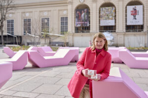 In Kooperation mit der Traditionskonditorei Gerstner ist ab sofort eine exklusive „Punschkrapferlrosa-Enzi-Schokoladenedition“ im Shop (MQ Point) erhältlich. © MuseumsQuartier Wien, Foto: Markus Wache