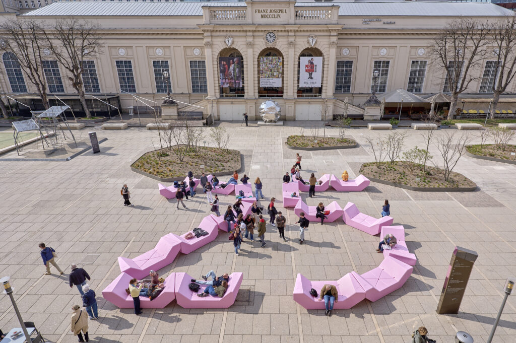 25 Jahre MuseumsQuartier: Da müssen auch die kultigen Enzis erstrahlen - ein Hit zum Relaxen und Chillen. © MuseumsQuartier Wien, Foto: Markus Wache