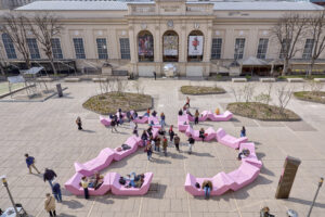 25 Jahre MuseumsQuartier: Da müssen auch die kultigen Enzis erstrahlen - ein Hit zum Relaxen und Chillen. © MuseumsQuartier Wien, Foto: Markus Wache