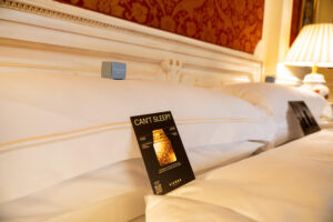 „Vienna Gold Noise“ integriert im Gästeerlebnis der Wien Luxushotellerie: Turndown Down Karte im Hotel Imperial. – © WienTourismus/Hermann Höger