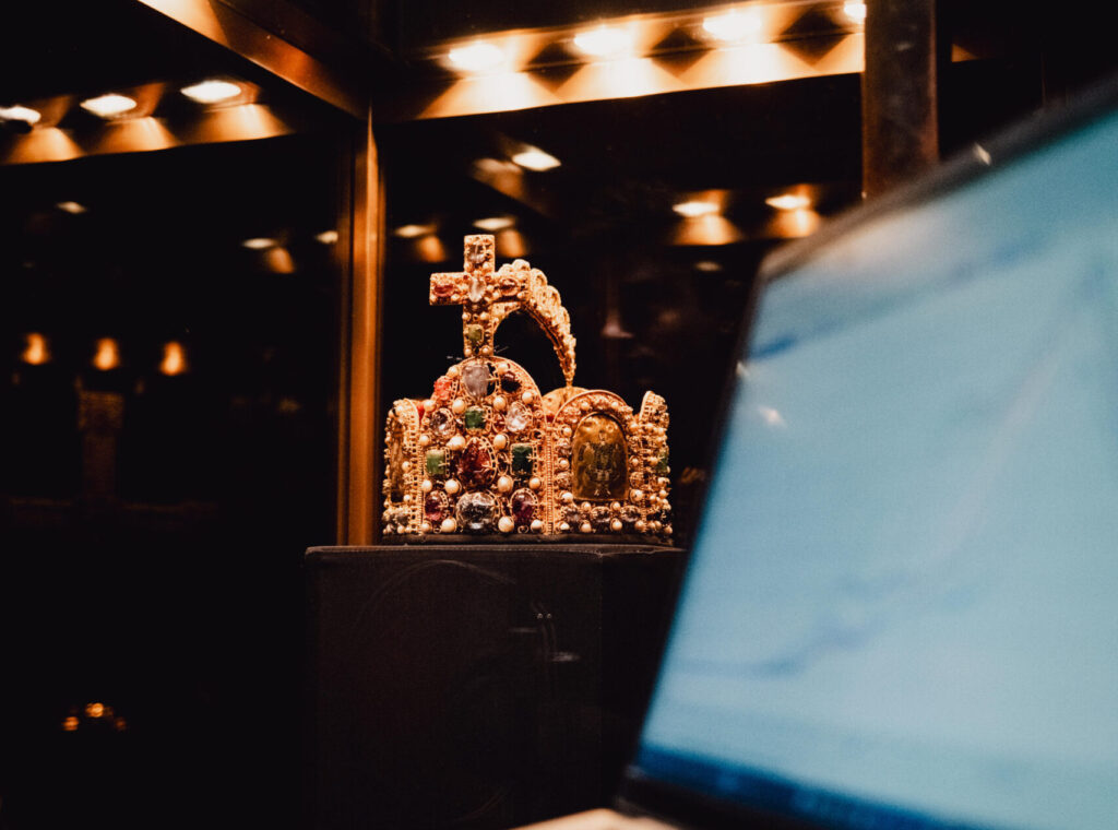 Wie hört sich Gold an? Messung der Wiener Reichskrone in der Kaiserlichen Schatzkammer Wien. © Wien Tourismus/Thomas Scharf