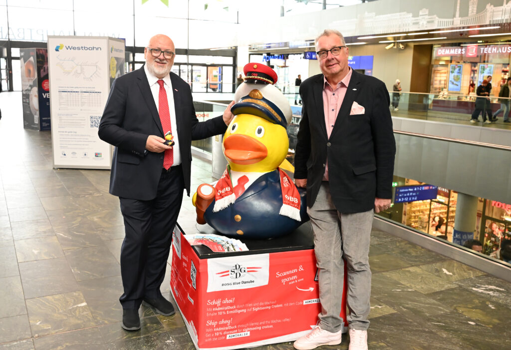 Andreas Matthä, CEO der ÖBB Holding, und Wolfgang Fischer, DDSG-Blue-Danube-Geschäftsführer, möchten mit der neuen Partnerschaft mehr Lust auf Mobilitäterlebnisse im Großraum Wien und Niederösterreich machen. © leisure communications/Christian Jobst