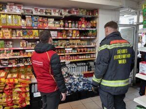 725 Flaschen an Butangas wurden in zwei Lebensmittelgeschäften sichergestellt. Das entspricht 164 Kilogramm Gas (Bild: Gruppe Sofortmaßnahmen).