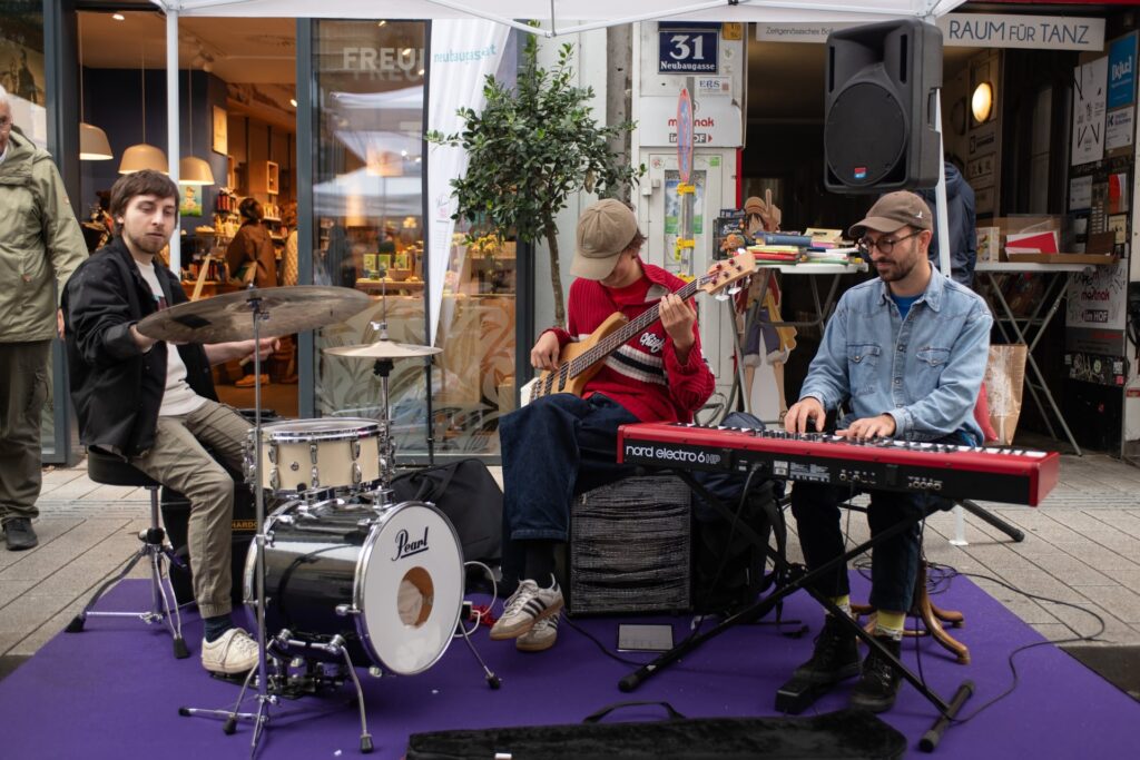 Musik und gute Stimmung in der Neubaugasse (Bild: Fernanda Nigro).