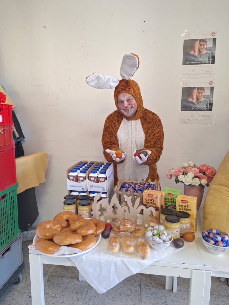 Osterhase zu Gast im Sozialmarkt Böckhgasse des Samariterbunds Wien