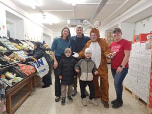 Der Osterhase bringt Freude in den Sozialmarkt Böckhgasse