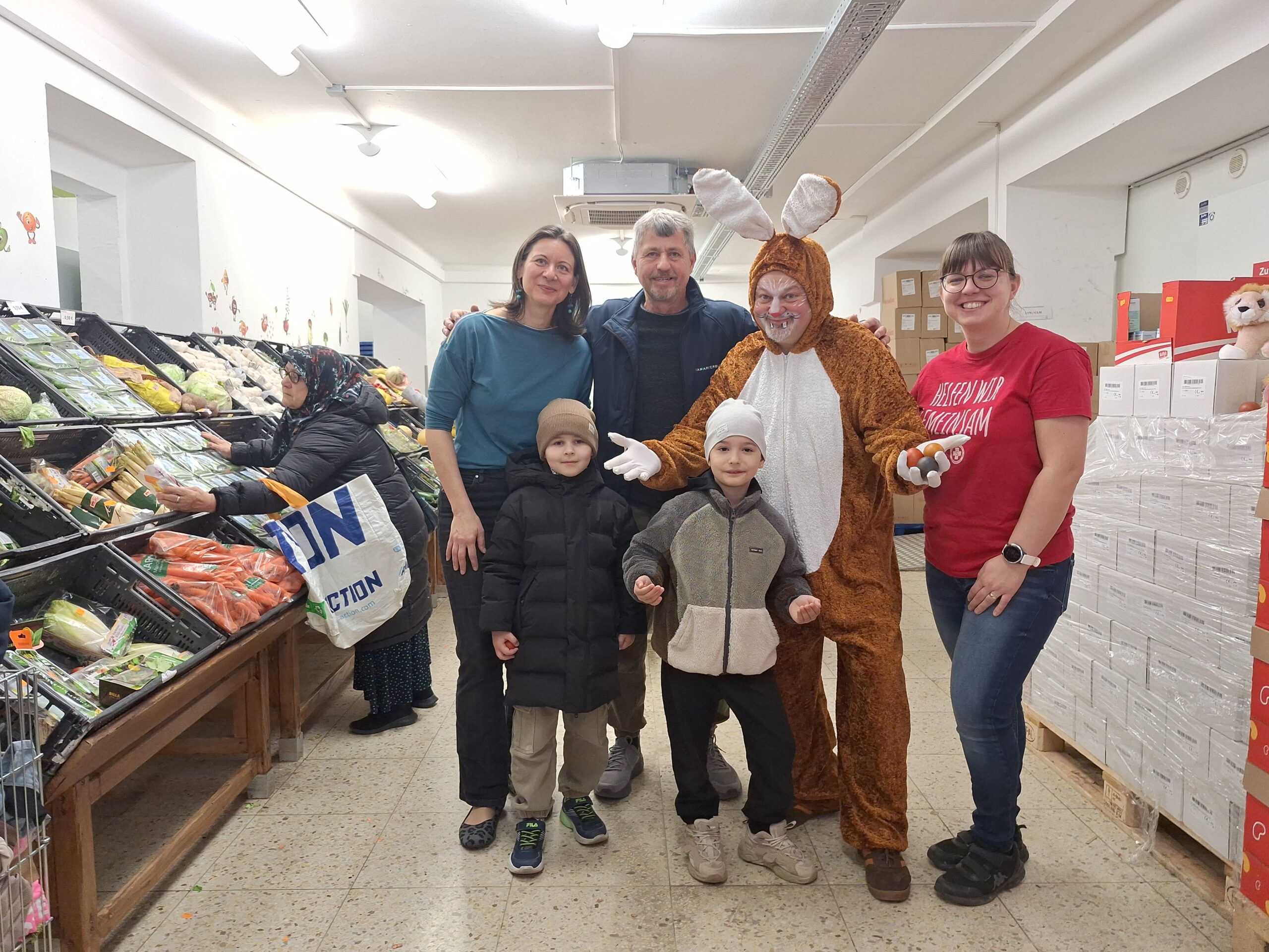 Der Osterhase bringt Freude in den Sozialmarkt Böckhgasse