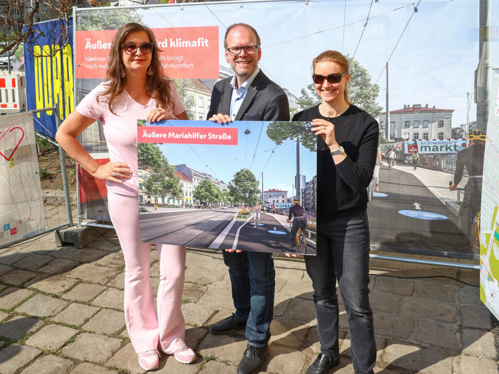 Mobilitätsstadträtin Ulli Sima, Bezirksvorsteher Dietmar Baurecht und NEOS-Sprecherin Angelika Pipal-Leixner gaben den Startschuss für den 2. Abschnitt (Bild: Stadt Wien/Wallentin).